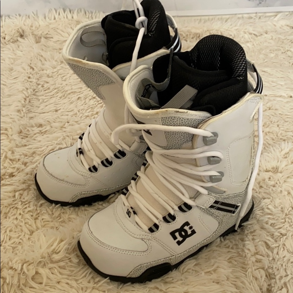 DC men’s snowboarding shoes